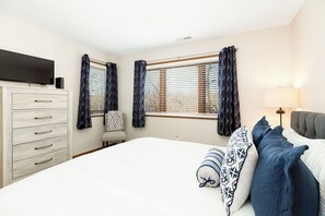 2 bedrooms, desk, iron/ironing board, travel cot - Spacious, King Beds, Pool steps away, Near Golf, Spa (Galena)