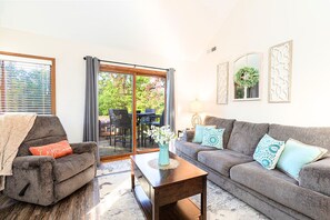 Smart TV, chimenea, futbolito y tenis de mesa 