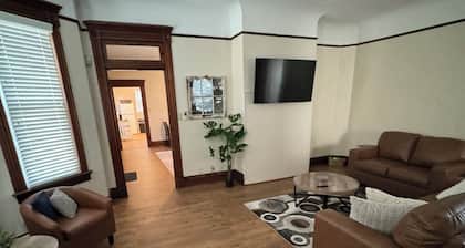 Monument House, Near Spooky Nook , Heart of Hamilton,Oh private parking , Slps 8