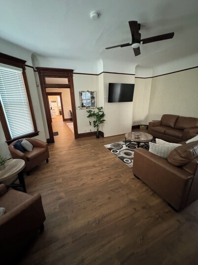 Monument House, Near Spooky Nook , Heart of Hamilton,Oh private parking , Slps 8