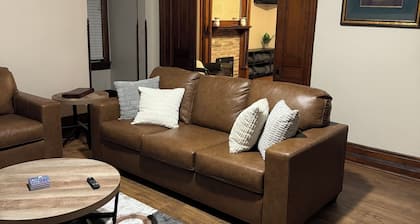Monument House, Near Spooky Nook , Heart of Hamilton,Oh private parking , Slps 8