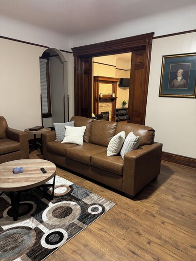 Monument House, Near Spooky Nook , Heart of Hamilton,Oh private parking , Slps 8