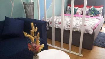 Iron/ironing board, WiFi, bed sheets