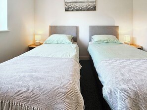 2 bedrooms, WiFi (free), bed sheets