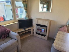 Chalet | Interior - Budget 3-bed Caravan in Tunstall, Hull (Hull)