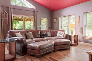 Smart TV, ping pong, books - Cozy cottage with PRIVATE hot tub and year round pool. (Lovingston)