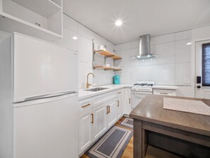 Private kitchen - Beautiful unit in Baldwin Hills (Los Angeles)