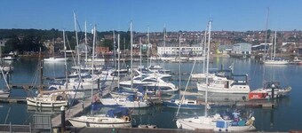 Marina View, South Facing Balcony Sunny Apartment