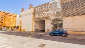 A building with a sign reading "Mercado El Carmen".