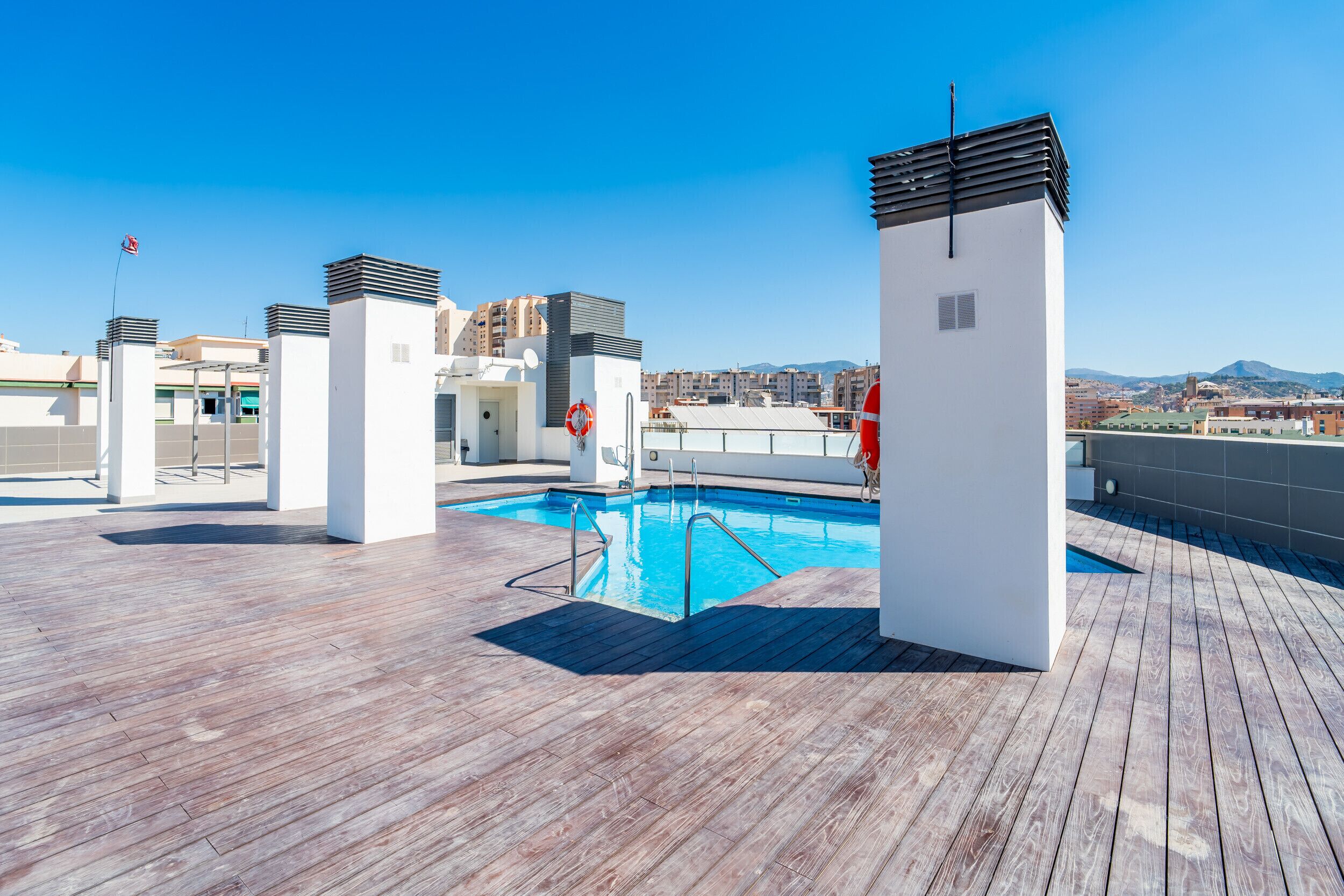 Un área de piscina en la azotea con vistas despejadas al paisaje urbano.