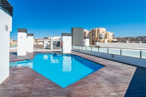 A rooftop pool with a clear blue sky in the background. - Cubo's La Union Apartment Pool Optional Parking / urban / air conditioning / free wifi (Málaga)