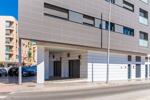 Un bâtiment moderne doté d’un porche, de nombreuses fenêtres et d’une porte bien visible.
