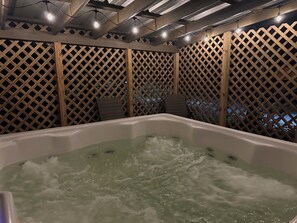 Outdoor spa tub - Bucks Head - A romantic forest getaway at Stag Leap Cabins! (Nacogdoches)