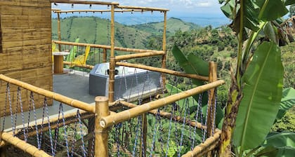 Acogedora cabaña en Eje Cafetero Colombiano con preciosa vista a las montañas