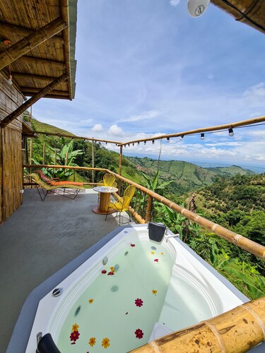 Acogedora cabaña en Eje Cafetero Colombiano con preciosa vista a las montañas