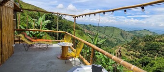 Acogedora cabaña en Eje Cafetero Colombiano con preciosa vista a las montañas