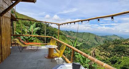Acogedora cabaña en Eje Cafetero Colombiano con preciosa vista a las montañas