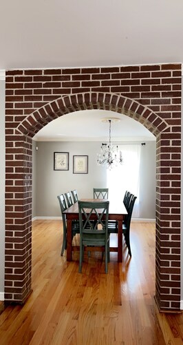 Gorgeous country retreat with pond and pool! 