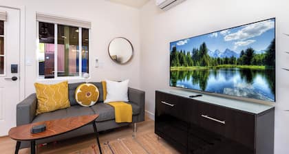 5-Star Urban Oasis with a Gourmet Kitchen, Tranquil Fountains and Fruit Trees