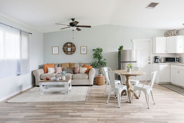 Smart TV - Cozy Home Mins From Randolph AFB, Airport, & More! (Universal City)