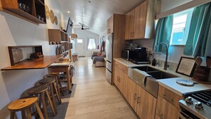 Frigorífico, microondas, horno y placa de cocina