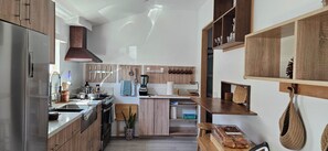 ثلاجة، ميكروويف، فرن، موقد طهي مسطح