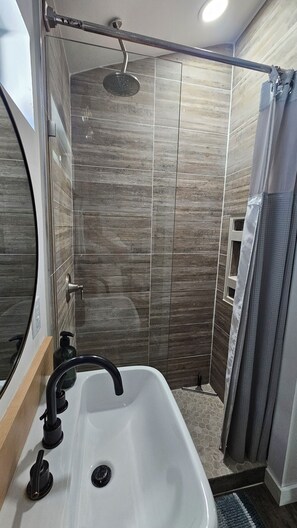 Regadera, amenidades de baño ecológicas, secadora de cabello, toallas 