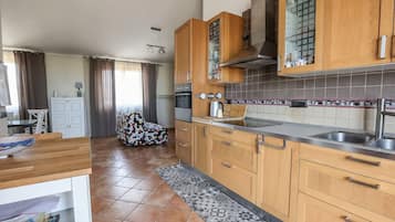 Kylskåp, ugn, spishäll och kaffe- och tebryggare