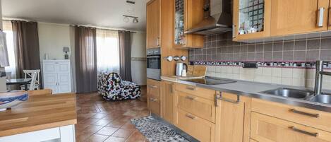 Fridge, oven, stovetop, coffee/tea maker