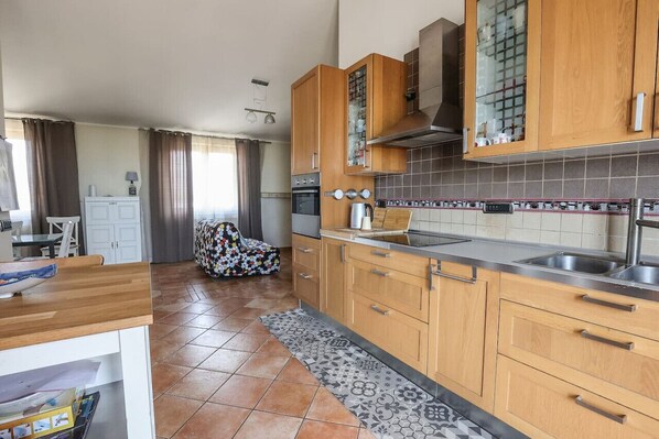 Fridge, oven, stovetop, coffee/tea maker