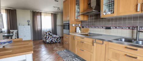 Fridge, oven, stovetop, coffee/tea maker