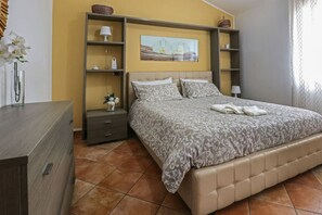 2 bedrooms, iron/ironing board, free WiFi