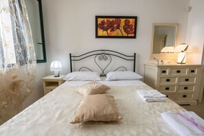 2 bedrooms, iron/ironing board, internet