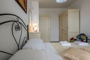 2 bedrooms, iron/ironing board, Internet