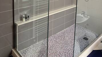 Doccia, asciugacapelli, bidet, asciugamani