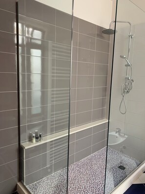 Dusche, Haartrockner, Bidet, Handtücher