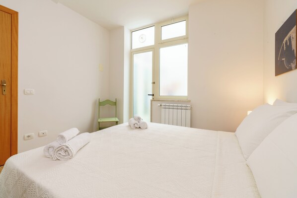 Tabla de planchar con plancha, wifi y ropa de cama 