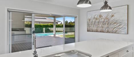 المنشأة من الداخل