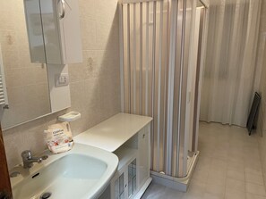 Douche, bidet, papier toilette