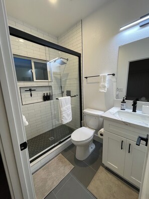 SĂšche-cheveux, serviettes fournies, savon, papier toilette