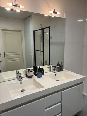 Hair dryer, towels, soap, shampoo - Appartement Lumineux à Suresnes à Côté de Paris Vue Tour Eiffel (Suresnes)