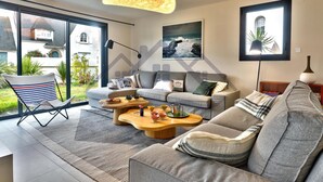 TV - Large, recently built architect-designed house for 12 people (Guilvinec)