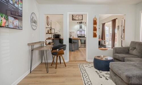 Convenient Cottage Unit w/grill close to Hospitals, Restaurants and Ft Moore 