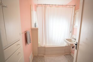 Haartrockner, Handtücher, Seife, Shampoo