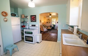 Een koelkast, een magnetron, een oven, een kookplaat