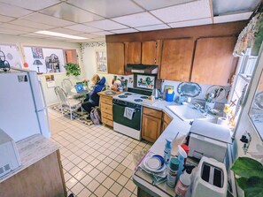 Trona infantil, licuadora, máquina de hielo y isla de cocina