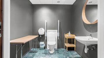 Ein modernes Badezimmer mit Toilette, Waschbecken und Waschtisch.