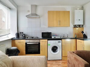 Appartement | Privékeuken | Een koelkast, een magnetron, een oven, een kookplaat