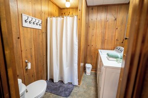 Douche, sèche-cheveux, serviettes fournies