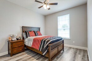 4 bedrooms, iron/ironing board, free WiFi, bed sheets